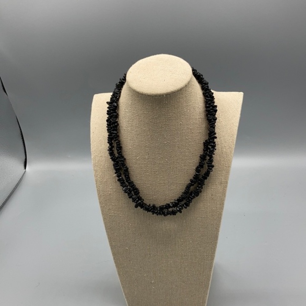 Black small stone necklace without clasp